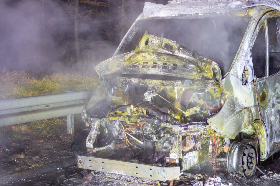 Unfall A8: Transporter brennt auf der A8 aus: Mehr als 200.000 Euro Sachschaden