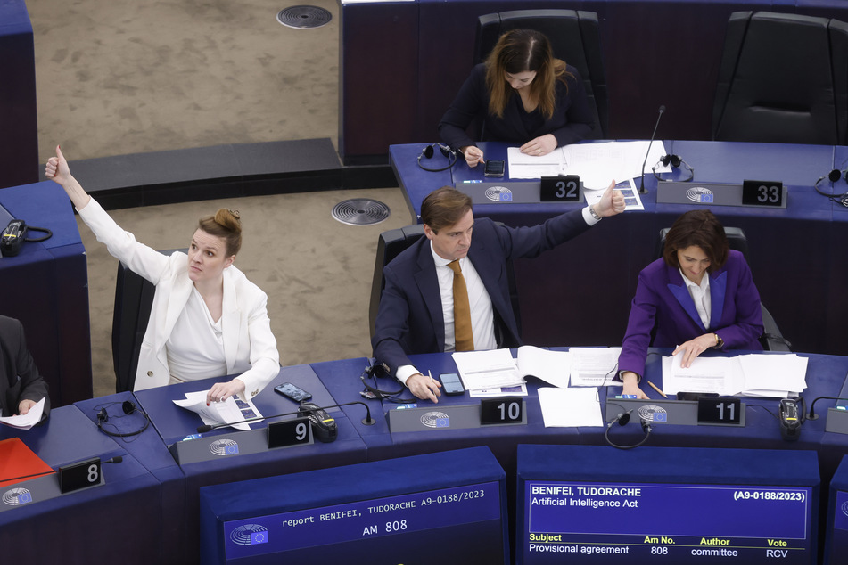 Das Europaparlament in Straßburg verabschiedet heute mit dem KI-Gesetz ein historisches Regelwerk.