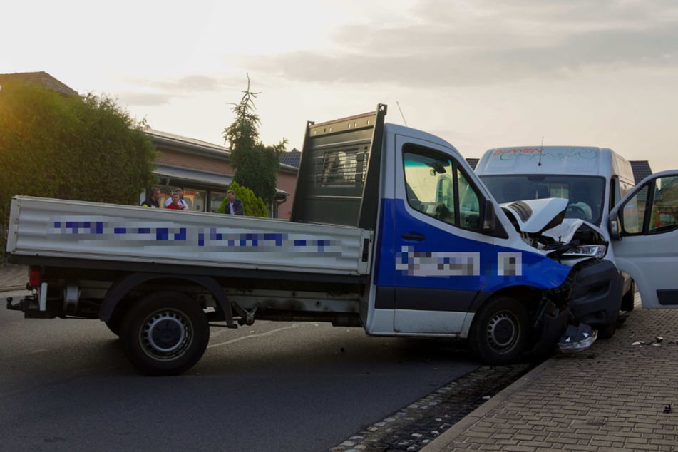 Fiat kracht frontal gegen Mercedes: Drei Verletzte nach heftigem Unfall