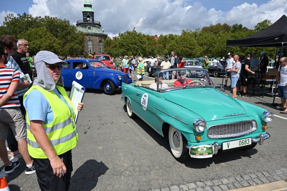 Die gut 160 Oldtimer rollen auf dem Platz der Völkerfreundschaft an den Start.