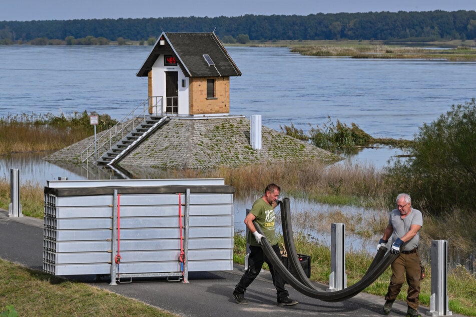 Am Montagmorgen begann der Aufbau der Hochwasser-Schutzwand.