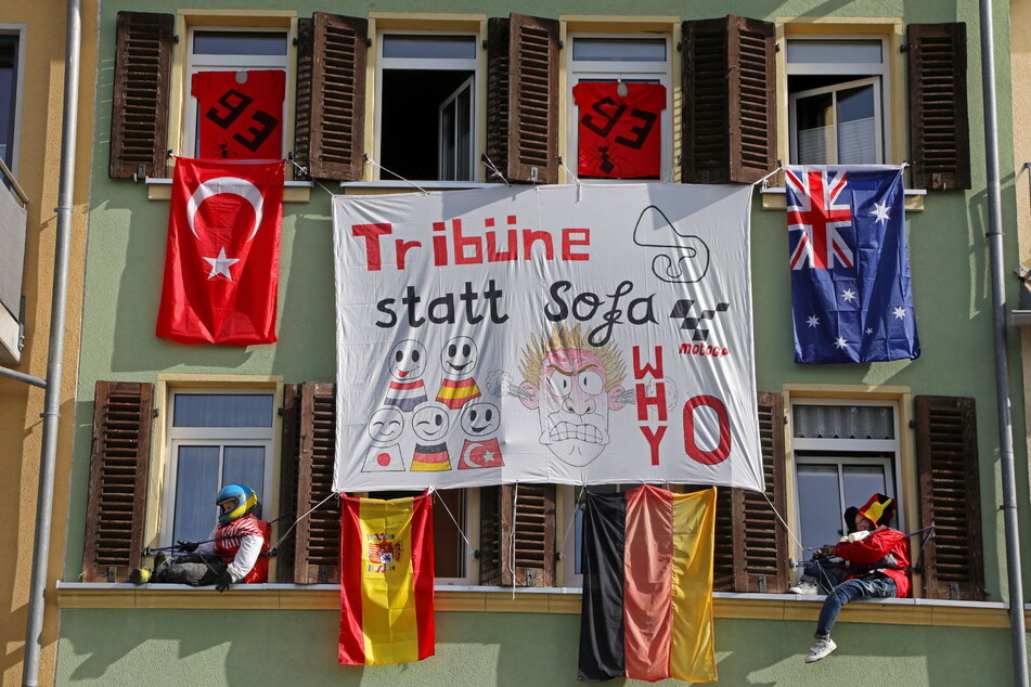 Fans dürfen keine an den Sachsenring, dafür haben die Anwohner ihre Häuser geschmückt.