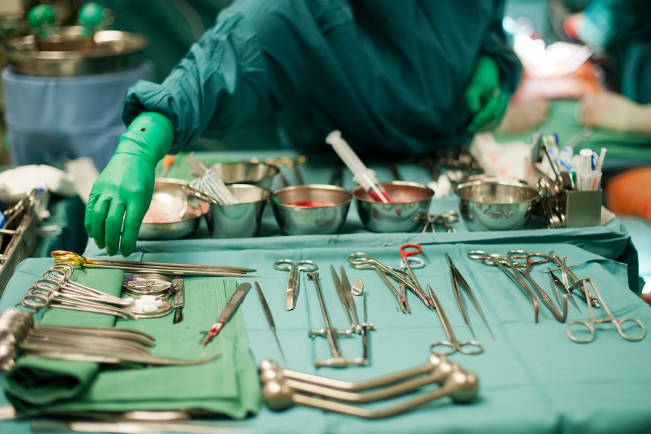 Ein Operationsteam in einem Krankenhaus operiert Patienten.