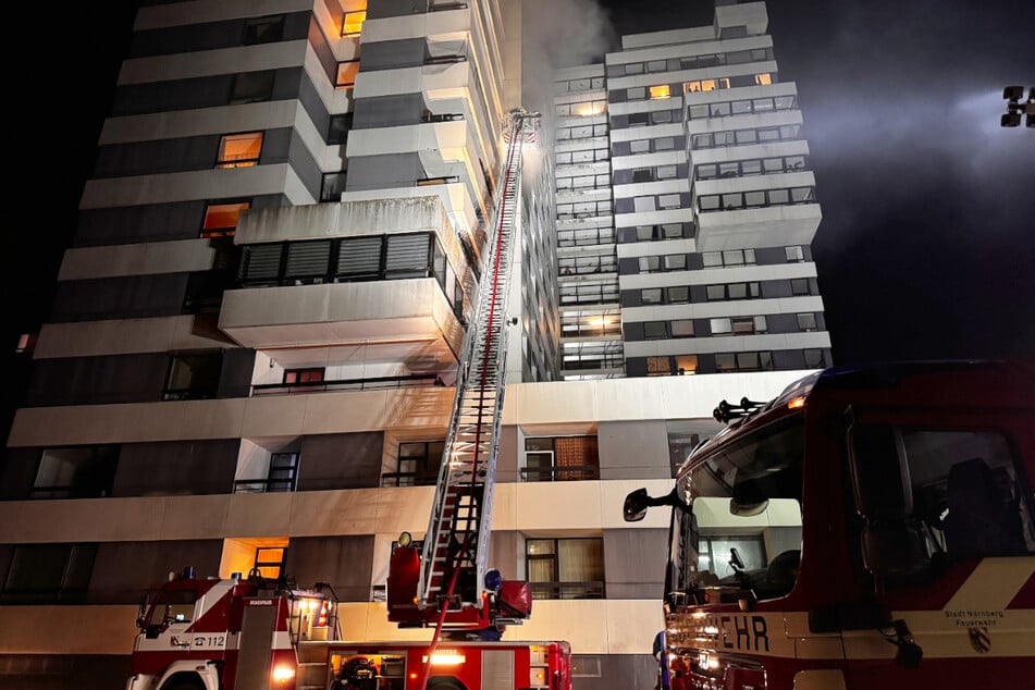 Über eine Drehleiter bekämpfte die Feuerwehr die Flammen im 6. Stock von Außen.