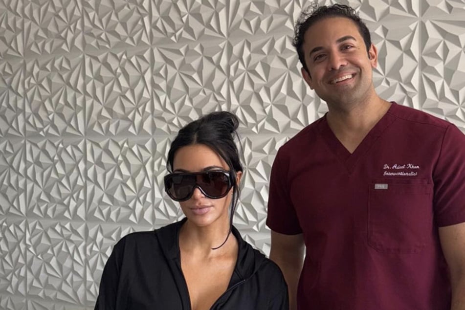 Kim Kardashian (44) gemeinsam mit Dr. Adeel Khan, der die Behandlung bei ihr durchgeführt hatte.