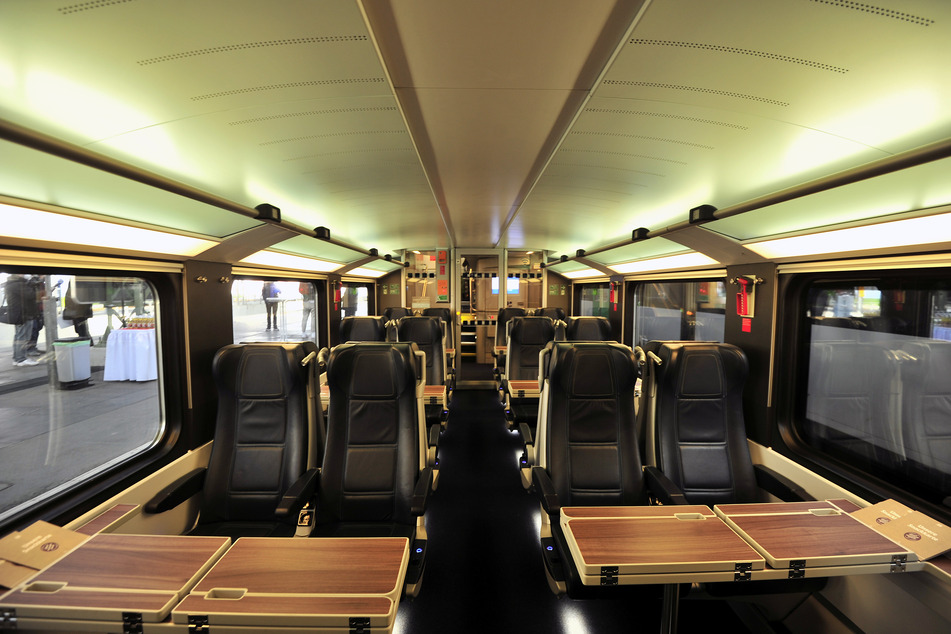 Schicke Sitze und breite Tische: Das Innere des Intercity-Doppelstockzuges, der die Chemnitzer ab Juni nach Berlin bringt.