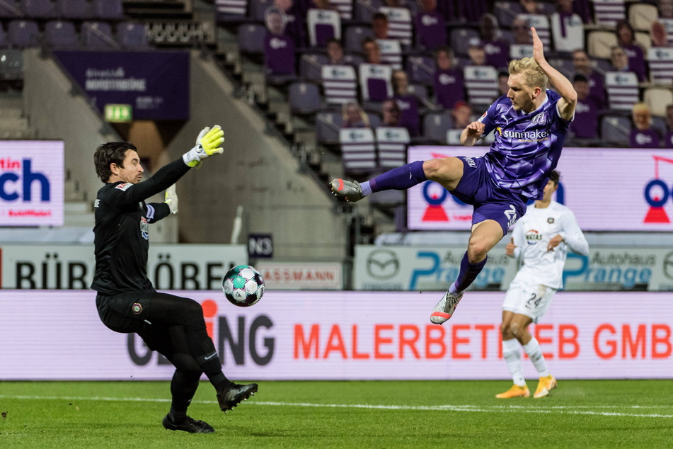 Kein Vorbeikommen: FCE-Keeper Martin Männel macht sich vorm heranfliegenden Osnabrücker Bryan Henning ganz breit.