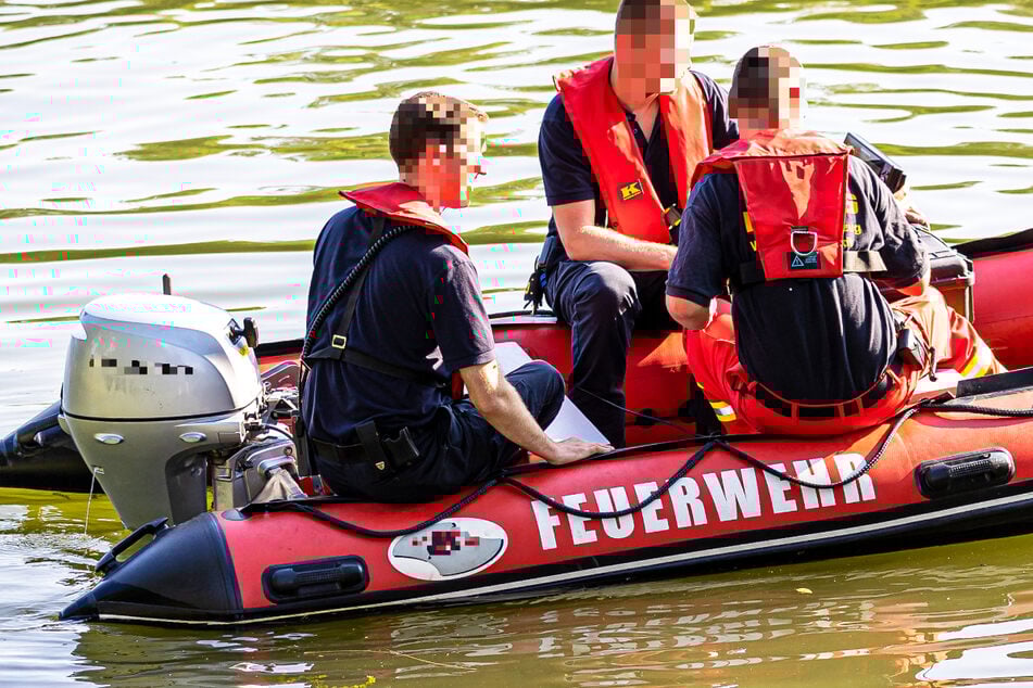Badeunfall im Stellbergsee: Feuerwehrkräfte konnten einen 33-jährigen Mann bergen, doch ein Notarzt konnte nur noch den Tod feststellen. (Symbolbild)