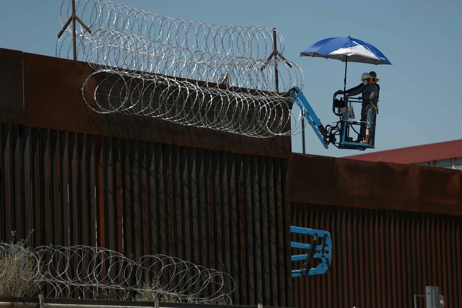 Arbeiter installieren Stacheldraht am US-mexikanischen Grenzzaun in Ciudad Juarez.