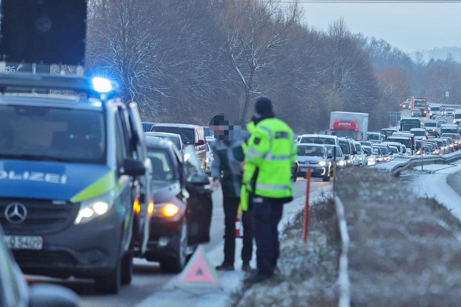 Durch den Unfall kam es zu langem Stau auf der B93 bei Zwickau.