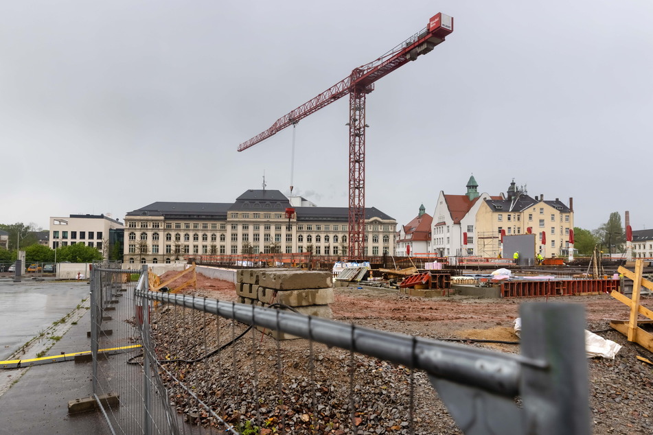 Am Hartmannplatz dreht sich der Kran für eine neue Oberschule.