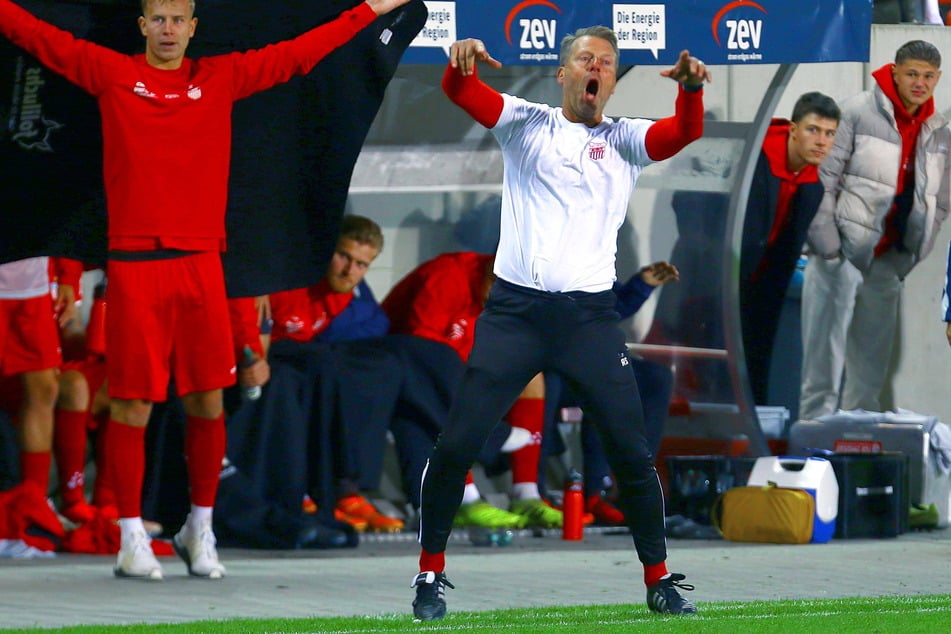 "Er gewinnt sogar mal ein Kopfballduell!" FSV-Trainer Rico Schmitt (56, M.) würzte sein Lob an Oliver Fobassam gleichzeitig mit erschreckend deutlicher Kritik.