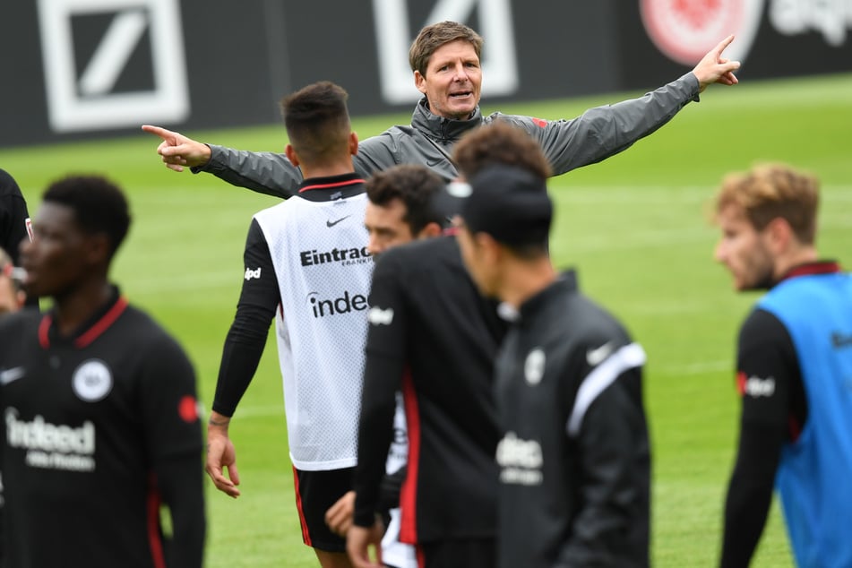 Der neue Eintracht-Coach Oliver Glasner (46, im Hintergrund) hat noch eine Menge Arbeit mit seinen neuen Schützlingen vor sich, ehe die SGE in der kommenden Saison ein Wörtchen um die internationalen Plätze mitreden darf.