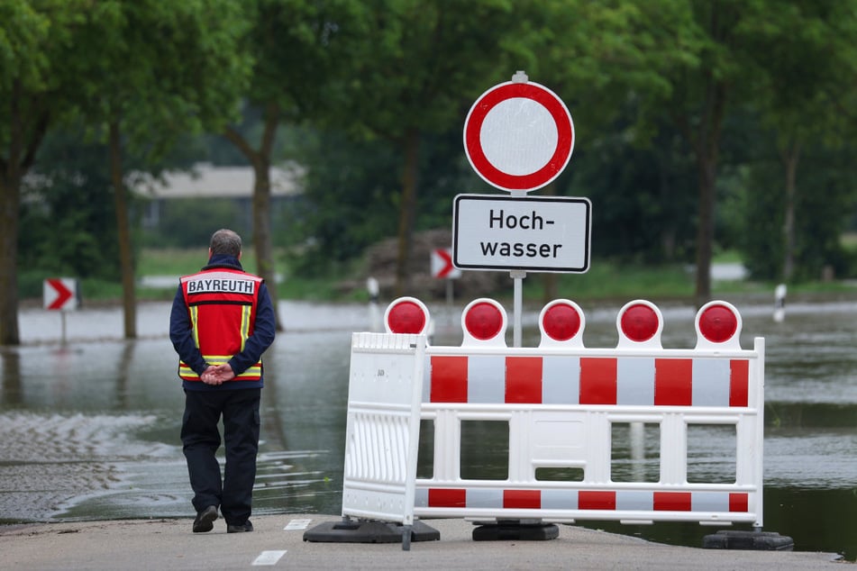 Seit Tagen sind mehrere Gebiete unter anderem in Bayern von teils schweren Überschwemmungen betroffen.