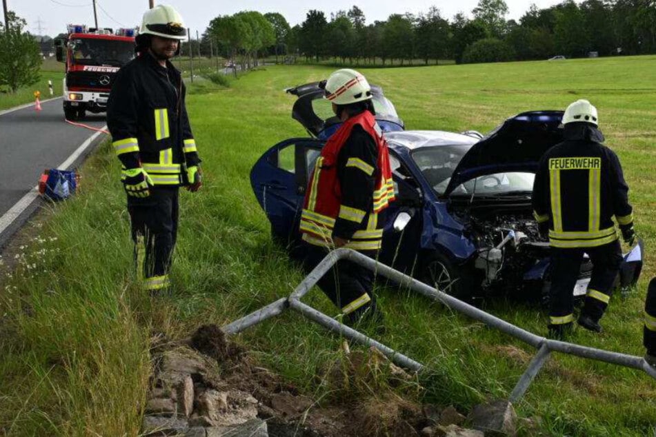 Fahrer kracht mit Hybrid-Wagen gegen Metall-Gitter!