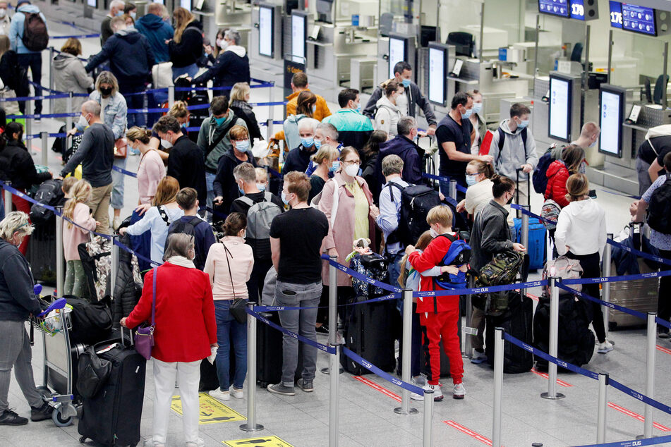 Viele Menschen reisen wieder per Flugzeug in den Urlaub.