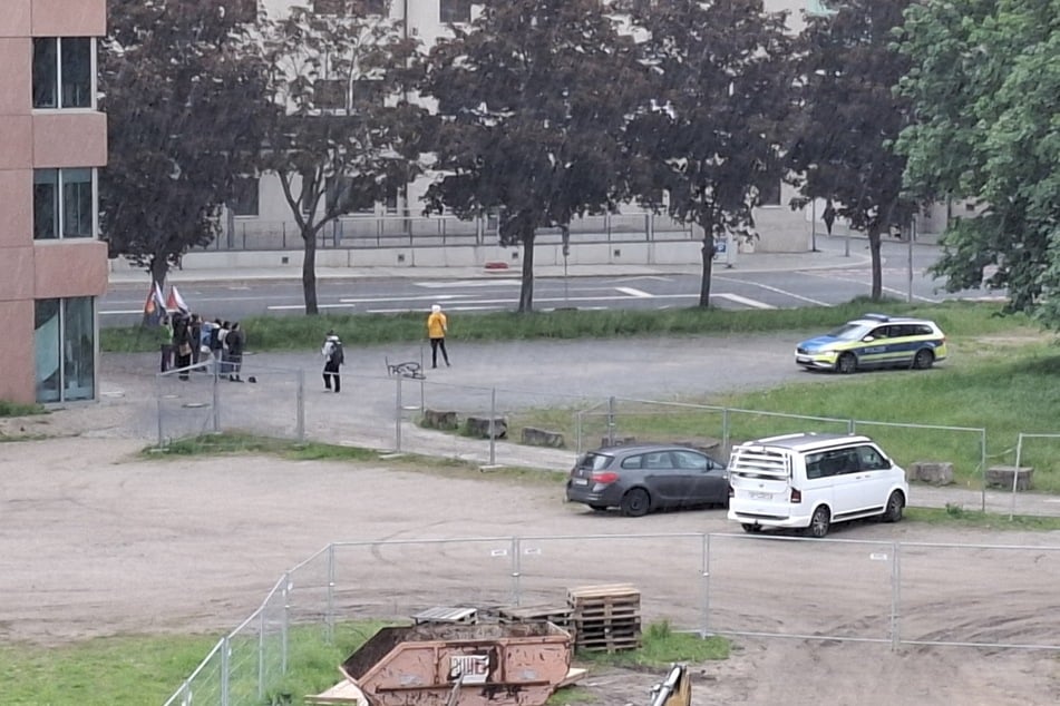 Im Regen wurde die kurze Mini-Demo abgehalten.