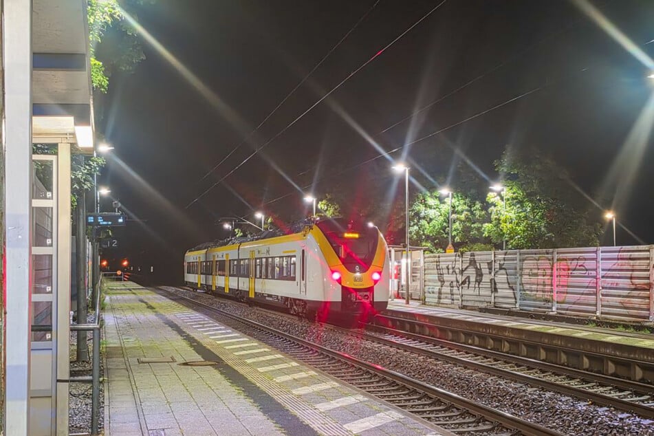 Warum sich die Tür der Bahn öffnete, ist weiterhin unklar.