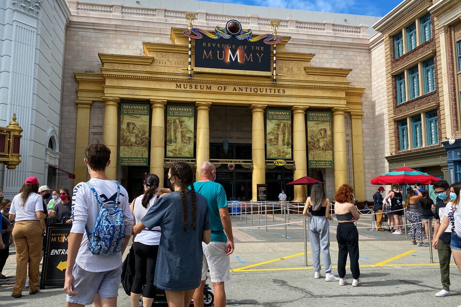 Eine 70-Jährige ist im November 2025 nach einer Fahrt mit der "Revenge of the Mummy"-Achterbahn in Orlando verstorben. (Archivfoto)