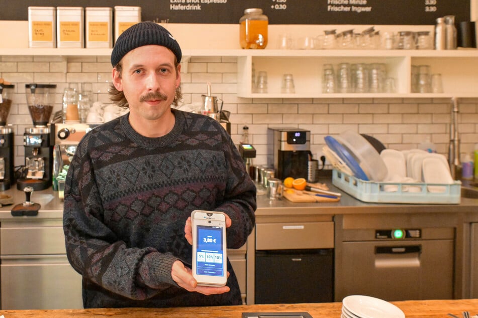 In Cafe Oswaldz, Barista Sven Koch (32) said the Kartenlesegerät with Trinkgeld-Option.