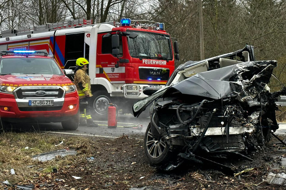 Ein Audi ist am Montag im Harz frontal gegen einen Baum gekracht, der Fahrer (†62) starb.