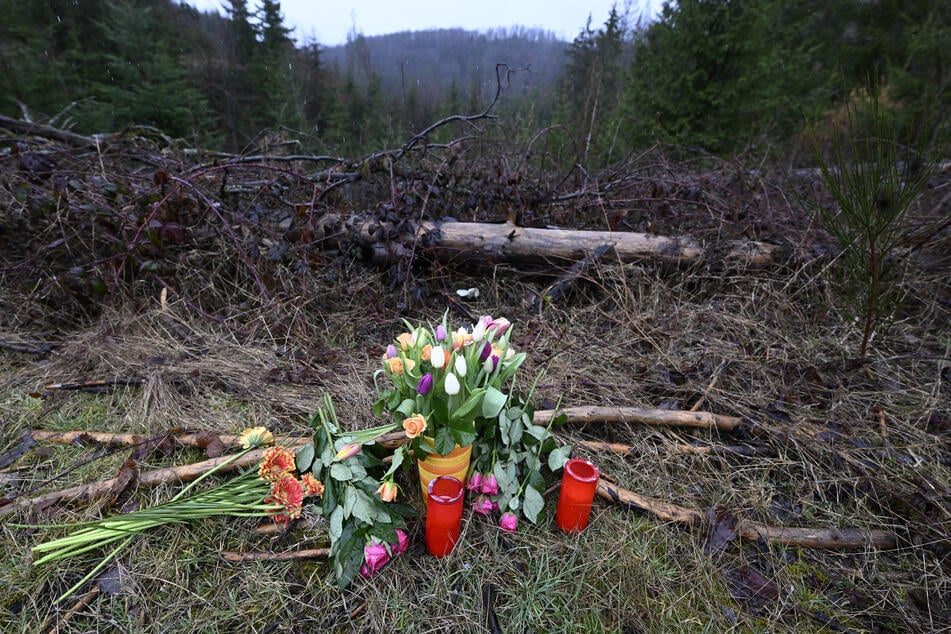Blumen und Kerzen wurden am Fundort des ermordeten Mädchens niedergelegt.