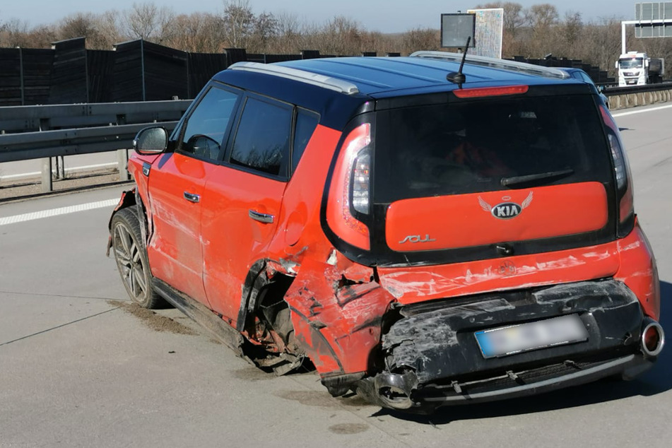 Der linke hintere Reifen des KIA löste sich durch den Zusammenstoß ab.