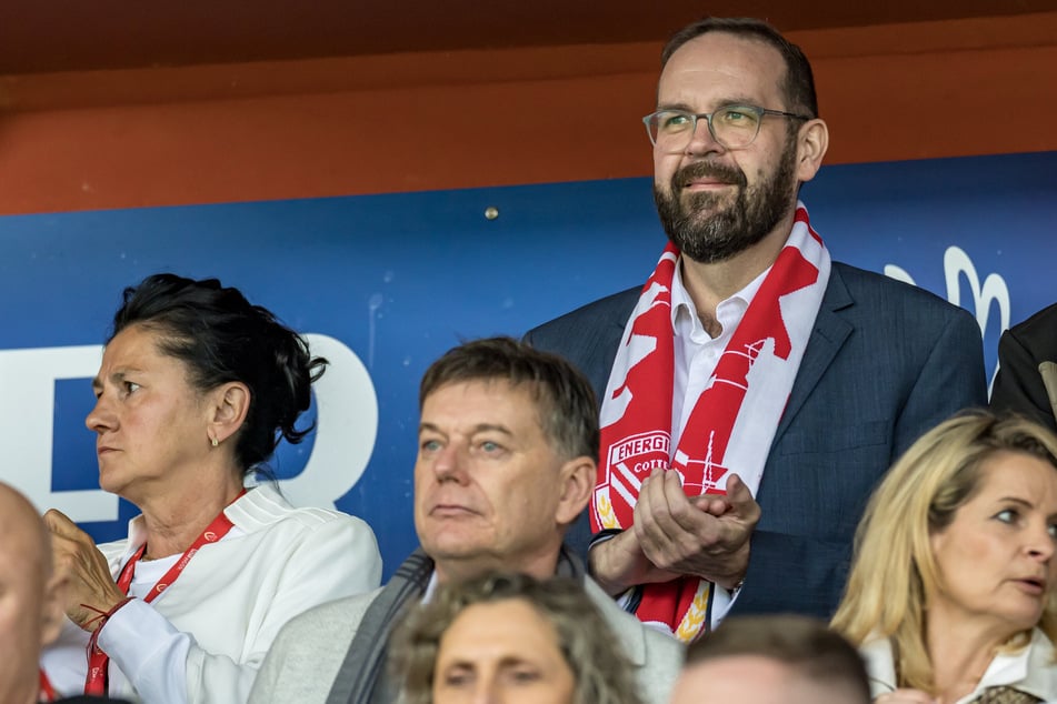 Hoffmann verfolgt den Showdown gegen Wiesbaden mit Energie-Schal auf der Tribüne.