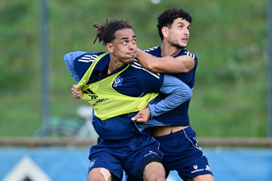 Während HSV-Kapitän Yussuf Poulsen (31, l.) gegen den BVB in der Startelf steht, fehlt Daniel Elfadli (28) mit einer Adduktorenverletzung. (Archivfoto)