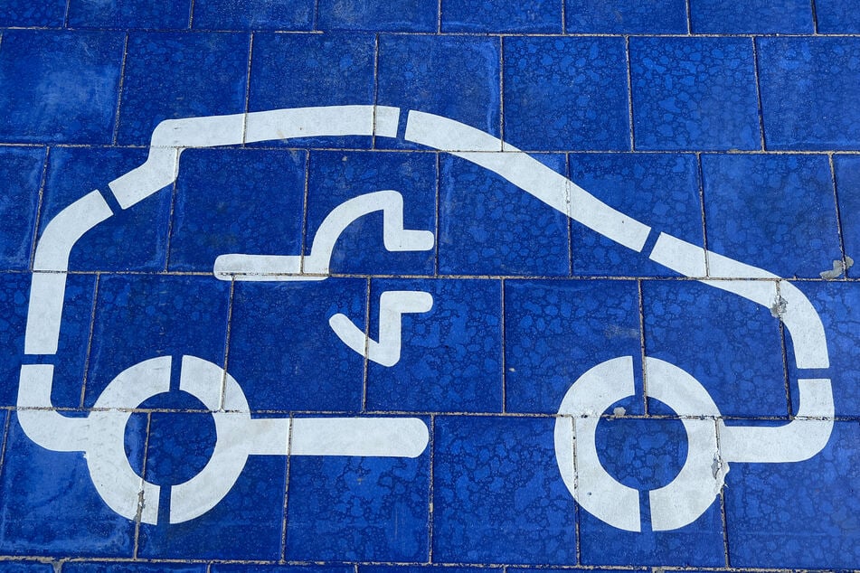Die CO2-Bilanz von E-Autos ist zwar besser als die von aktuellen Verbrennern, trotzdem fordern die Wissenschaftler Technologieoffenheit.