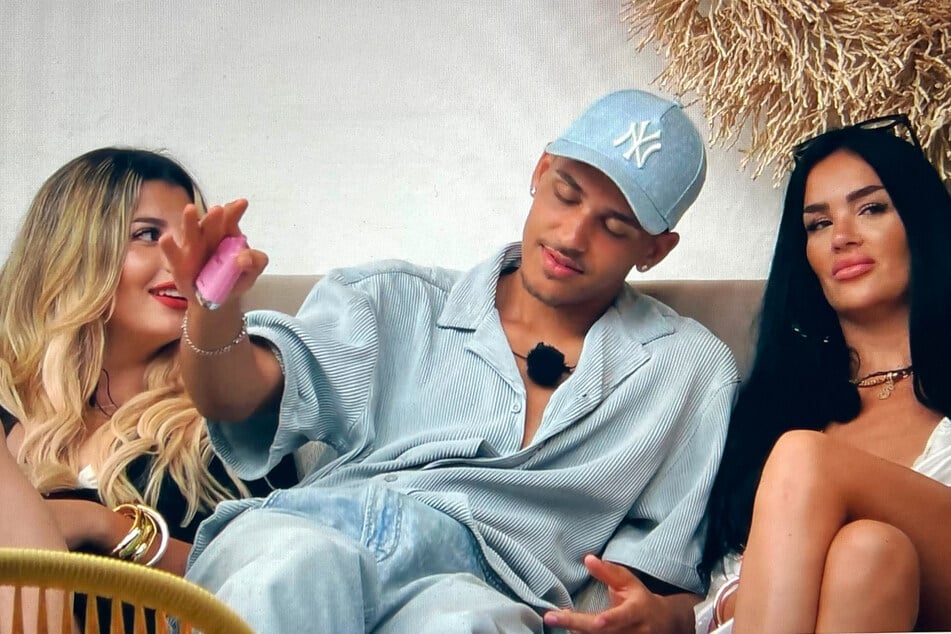 Etienne spricht bei den Verführerinnen offen über sein Sex-Leben und teilt dabei auch eine verrückte Bettgeschichte mit seiner Ex.