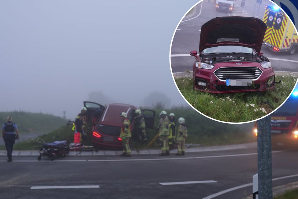 Crash im Nebel: Frau fährt geradeaus in Kreisverkehr