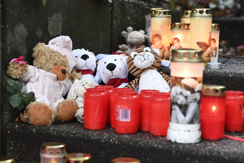Teddybären und Kerzen haben Mitmenschen vor dem Haus niedergelegt, wo die Polizei fünf Kindern tot gefunden hat.