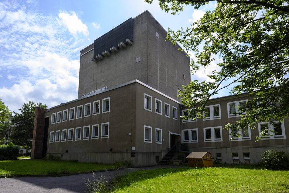Der Eintritt zum Festival befindet sich auf der Rückseite. Besucher sollen spüren, dass der Haupteingang zum Schauspielhaus verschlossen bleibt.