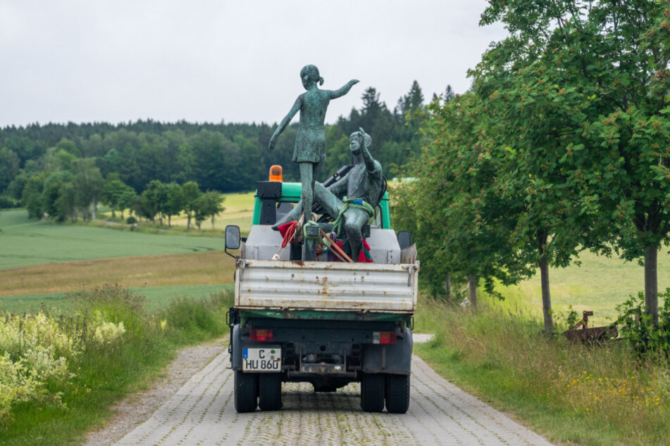 Die restaurierte Bronzeplastik "Am Schwebebalken" wurde von Hennersdorf über Augustusburg nach Chemnitz gefahren.