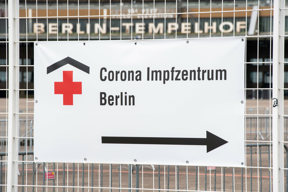 Im Impfzentrum im ehemaligen Flughafen Berlin-Tempelhof werden die Impfungen mit dem Corona-Impfstoff von AstraZeneca ausgesetzt.