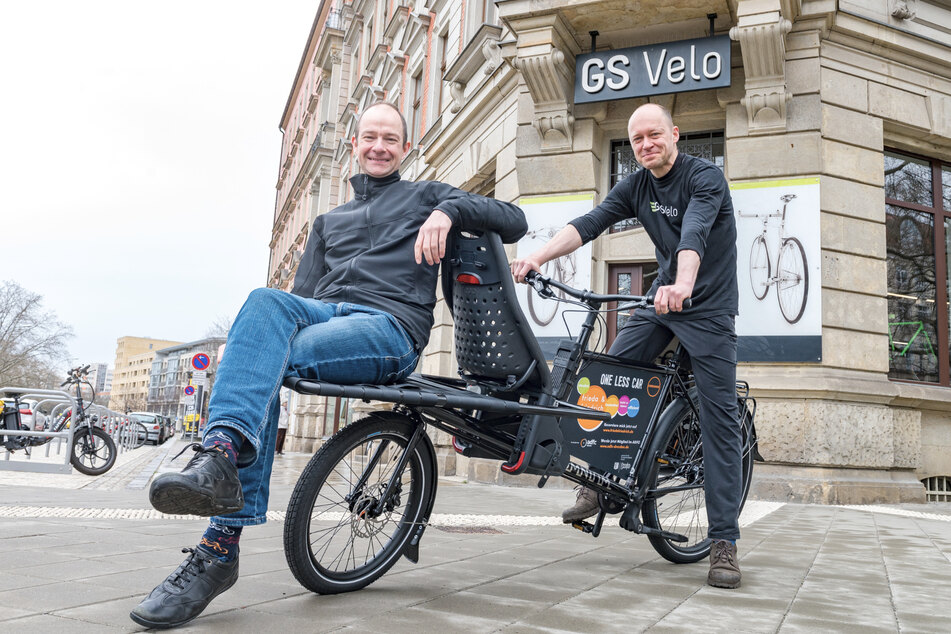 ADFC-Vorstandmitglied Nils Larsen (38, l.) und Frank Flügel (46, GS Velo Dresden) präsentieren das neue Lastenrad.