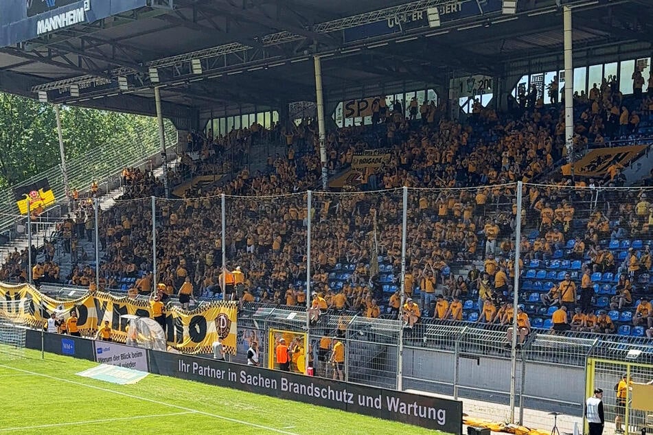 Der Auswärtsblock ist schon mehr als eine Stunde vor dem Anpfiff gut gefüllt.