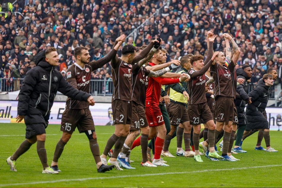 Nach der Partie jubelt Treu gemeinsam mit seinen Teamkollegen über den Sieg.