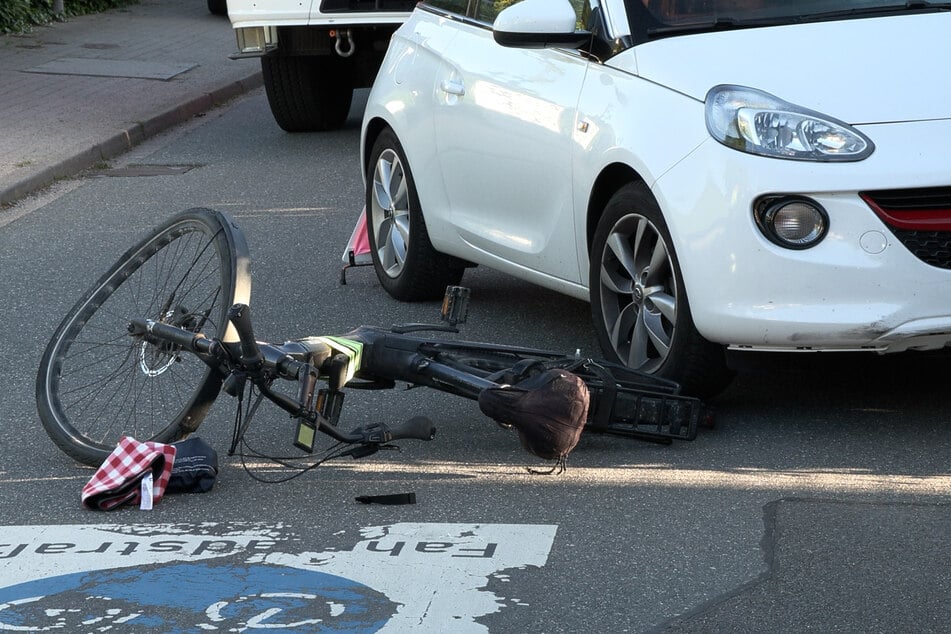 Am Donnerstagmorgen wurde in Norderstedt ein Radfahrer von einem Auto erfasst und dabei schwer verletzt.