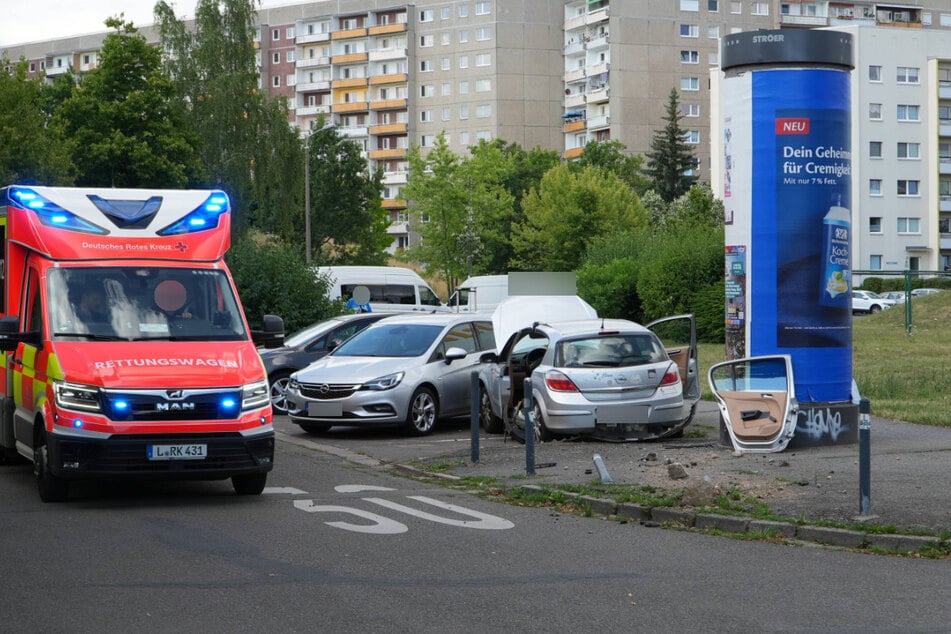 Ein 51-Jähriger ist am Samstag in Leipzig mit seinem Opel verunglückt.