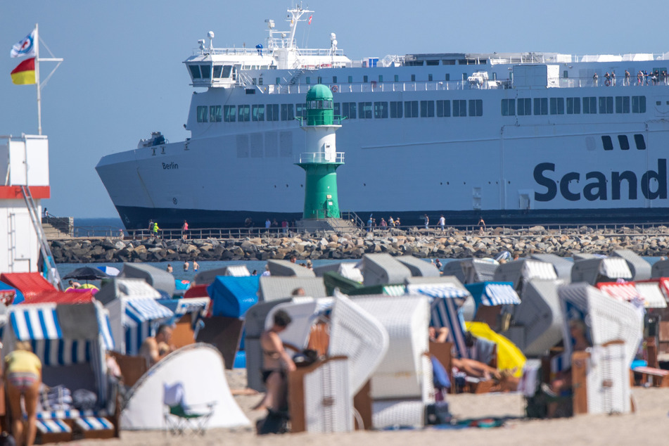 Ein Fährschiff verlässt den Hafen von Rostock: Bald gibt es auch eine Verbindung nach Stockholm. (Symbolbild)