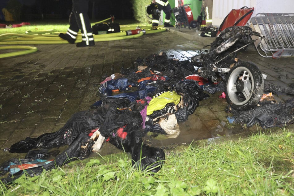 Ein Kinderwagen und Kleidung hatten Feuer gefangen - sehr wahrscheinlich durch Brandstiftung.