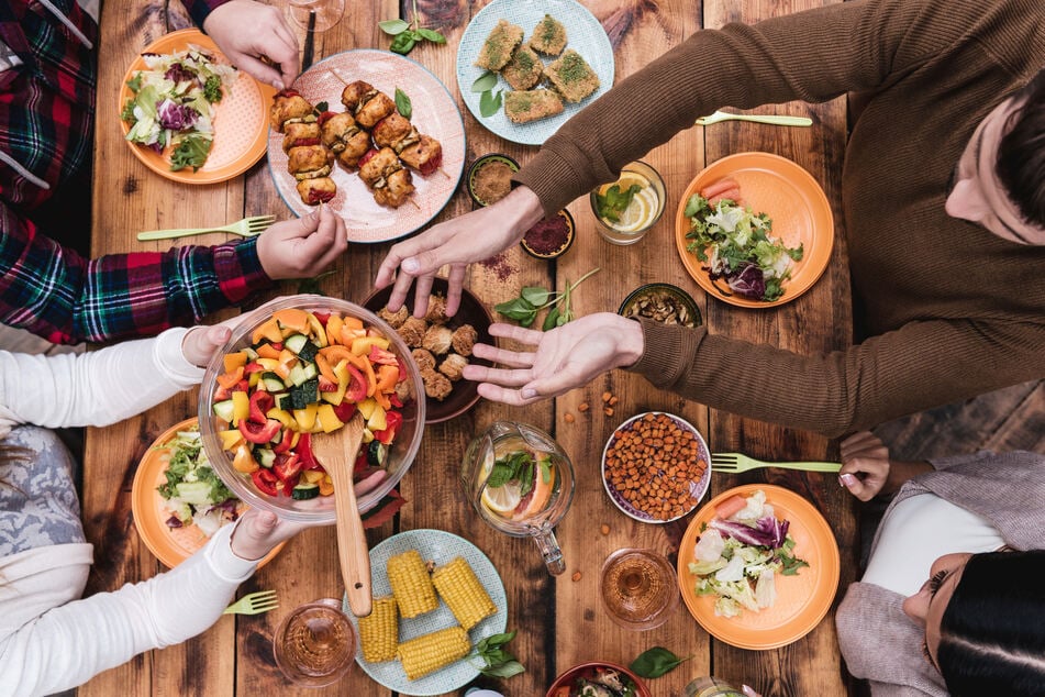 Egal, wo und mit wem man isst, ob selbst gekocht oder nicht – man sollte entspannt sitzen und sich auf das Essen konzentrieren.