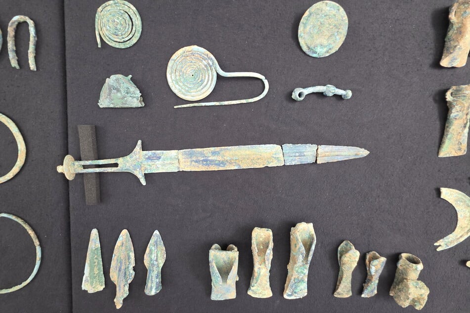 Mehr als 300 Objekte von Sicheln über Beile und Armringe fanden Archäologen und "Sondler".