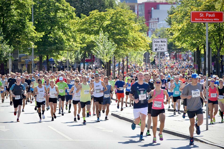Zum "hella hamburg halbmarathon" werden am Sonntag rund 12.000 Läufer und 400 Skater erwartet. (Archivfoto)