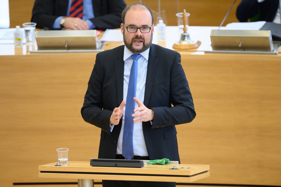 Sachsens Kultusminister, Christian Piwarz (45, CDU), kündigte an, die Infektionszahlen genau im Blick zu behalten. Gegebenenfalls müssen Schulen und Kitas wieder schließen.