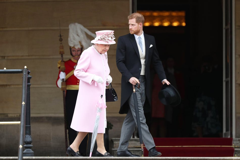 Queen Elizabeth (95) möchte zurzeit auf einen Streit mit Prinz Harry (36) verzichten.