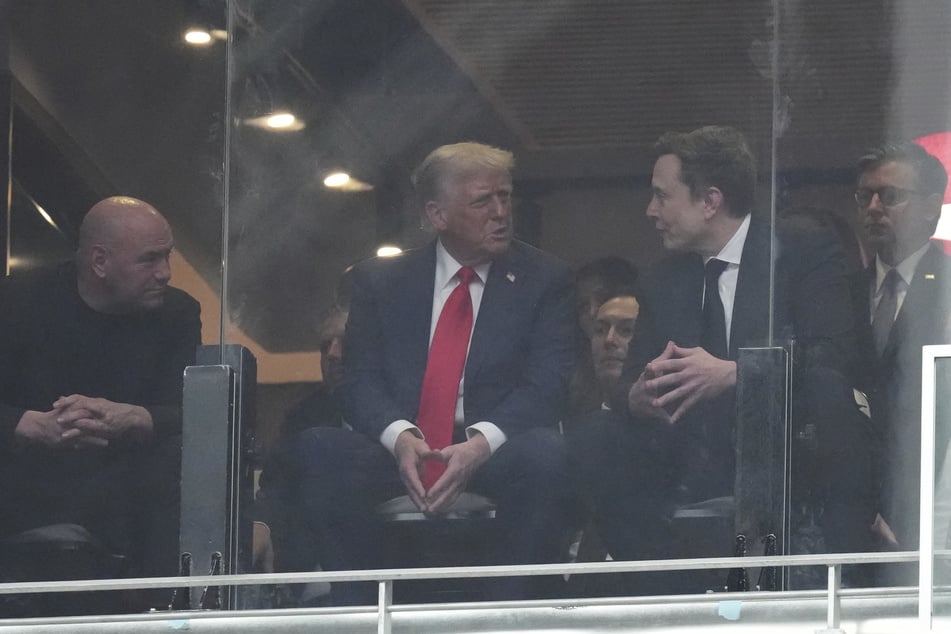 US-Präsident Donald Trump (79, M.) und Tesla-Chef Elon Musk (54, r.) während der Trauerfeier für Charlie Kirk (†31).