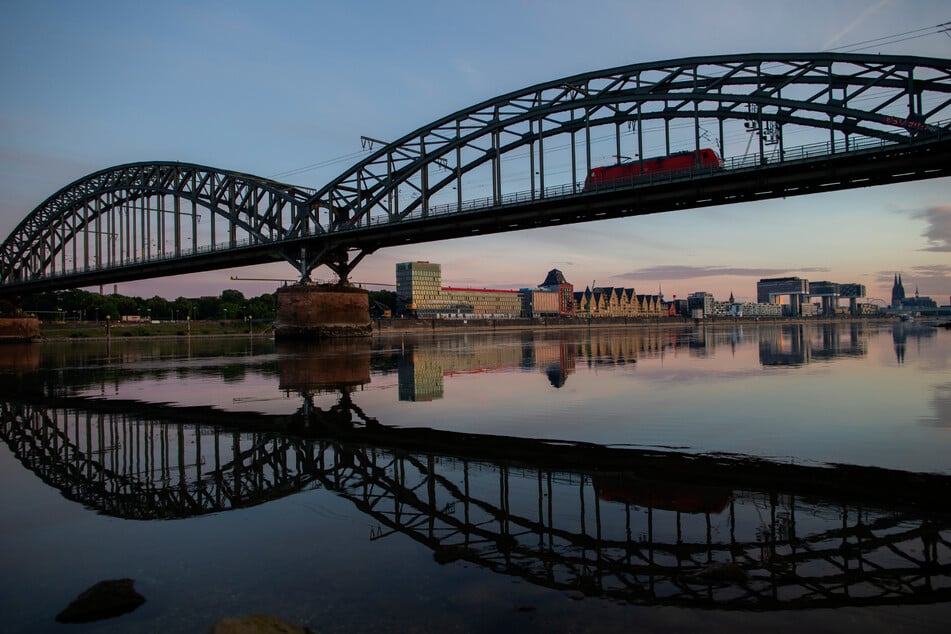Schiffsbesatzung zieht toten Mann aus dem Rhein - Identität noch unklar